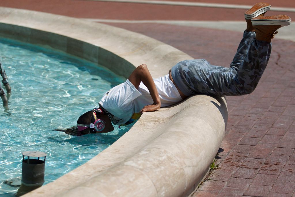 Nagykanizsa, 2015. június 12. Egy fiú víz alá dugja a fejét egy nagykanizsai szökõkútnál 2015. június 12-én. Másodfokú figyelmeztetést adott ki a tartós hõség miatt az Országos Meteorológiai Szolgálat Budapestre és tizenöt megyére. Az Országos Meteorológiai Szolgálat elõrejelzése szerint a következõ napokban csak helyenként lehetnek frissítõ zivatarok, tovább melegszik a levegõ, június 14-én akár 36 Celsius-fokig is emelkedhet a hõmérséklet. MTI Fotó: Varga György