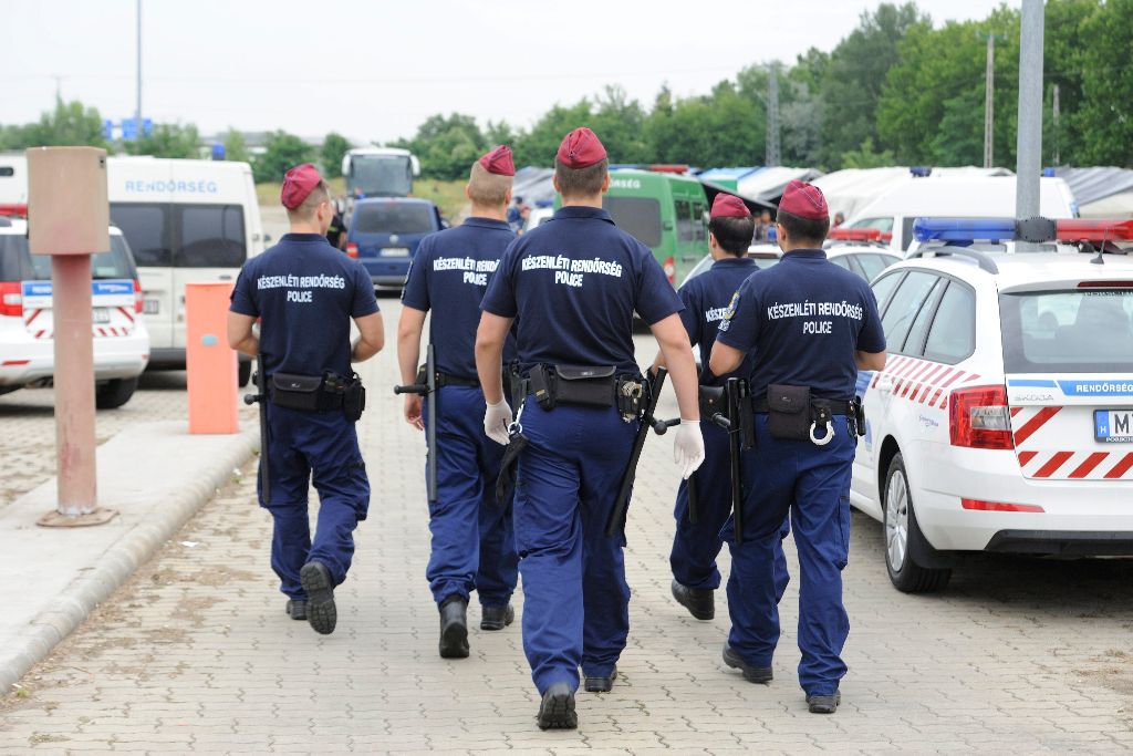 Röszke, 2015. június 25. A Készenléti Rendõrség munkatársai a röszkei hangárnál 2015. június 25-én. Az épületben és a szomszédságában felállított sátrakban õrzik az elsõ 24 órában azokat a határsértõket, akiket Csongrád megyében fogtak el. A rendõrség bevetési osztályának több tagja jelent meg a helyszínen, miután a hangárból Freedom! (Szabadság!) és UN! (ENSZ!) felkiáltások hallatszottak. A rendõrség szerint kisebb konfliktus történt, nem kellett beavatkozniuk. MTI Fotó: Kelemen Zoltán Gergely