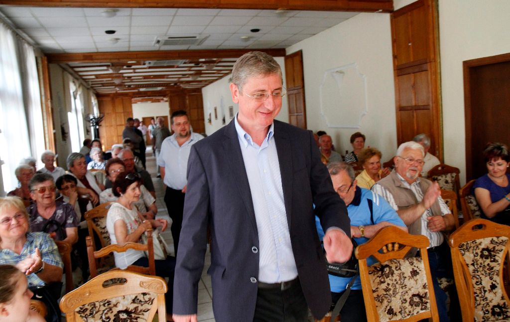 Mezõkövesd, 2015. június 2. Gyurcsány Ferenc, a Demokratikus Koalíció (DK) elnöke megérkezik pártja Megélhetést! Biztonságot! elnevezésû országjáró turnéjának mezõkövesdi lakossági fórumára 2015. június 2-án. MTI Fotó: Vajda János