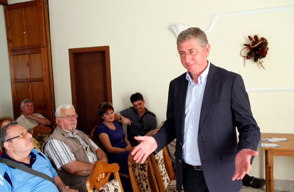 Mezõkövesd, 2015. június 2. Gyurcsány Ferenc, a Demokratikus Koalíció (DK) elnöke pártja Megélhetést! Biztonságot! elnevezésû országjáró turnéjának mezõkövesdi lakossági fórumán 2015. június 2-án. MTI Fotó: Vajda János