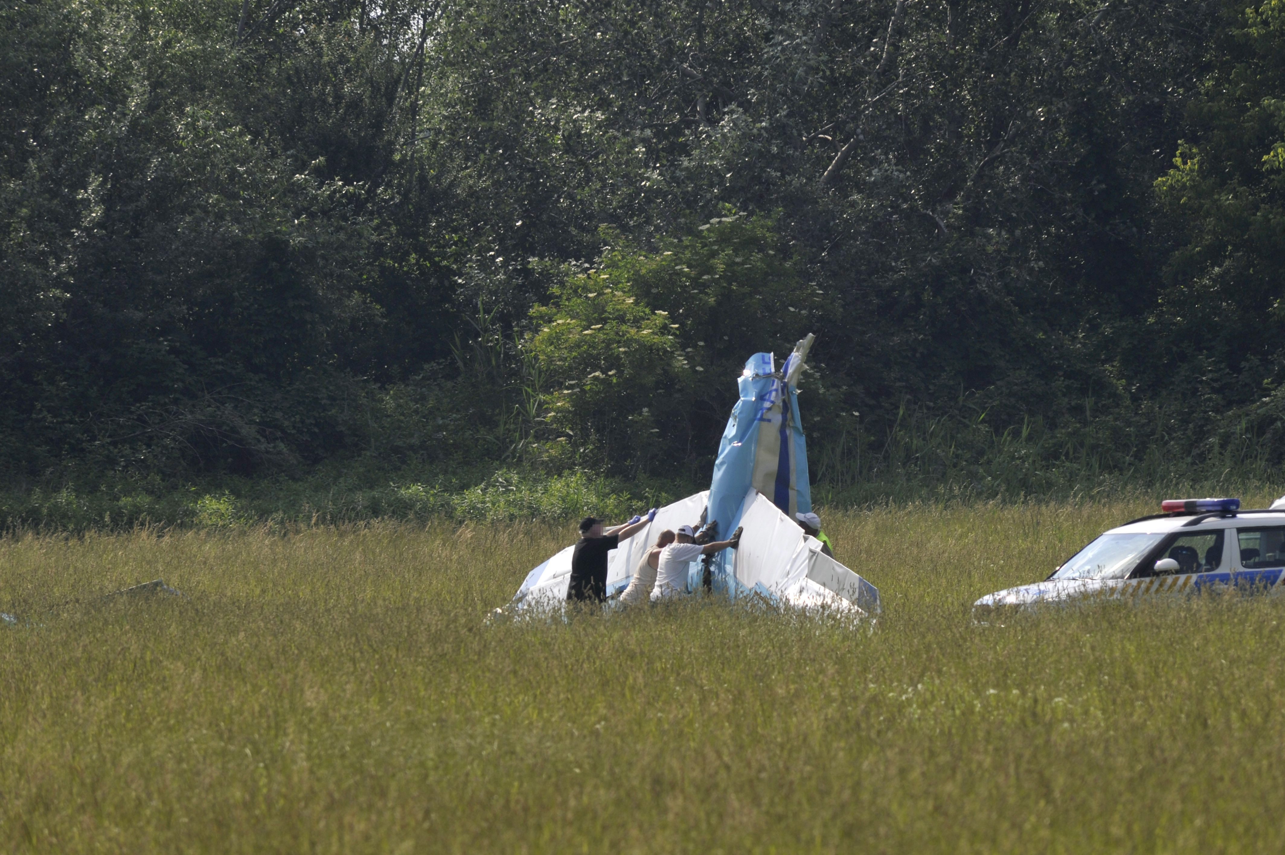 Esztergom, 2015. június 7. Megfordítják a lezuhant vitorlázórepülõ roncsát az esztergomi repülõtér közelében 2015. június 7-én. Leszállás közben, az esztergomi repülõtértõl 100-150 méterre ütközött össze két vitorlázórepülõ, az egyik lezuhant és a benne ülõ két ember meghalt. MTI Fotó: Kovács Attila