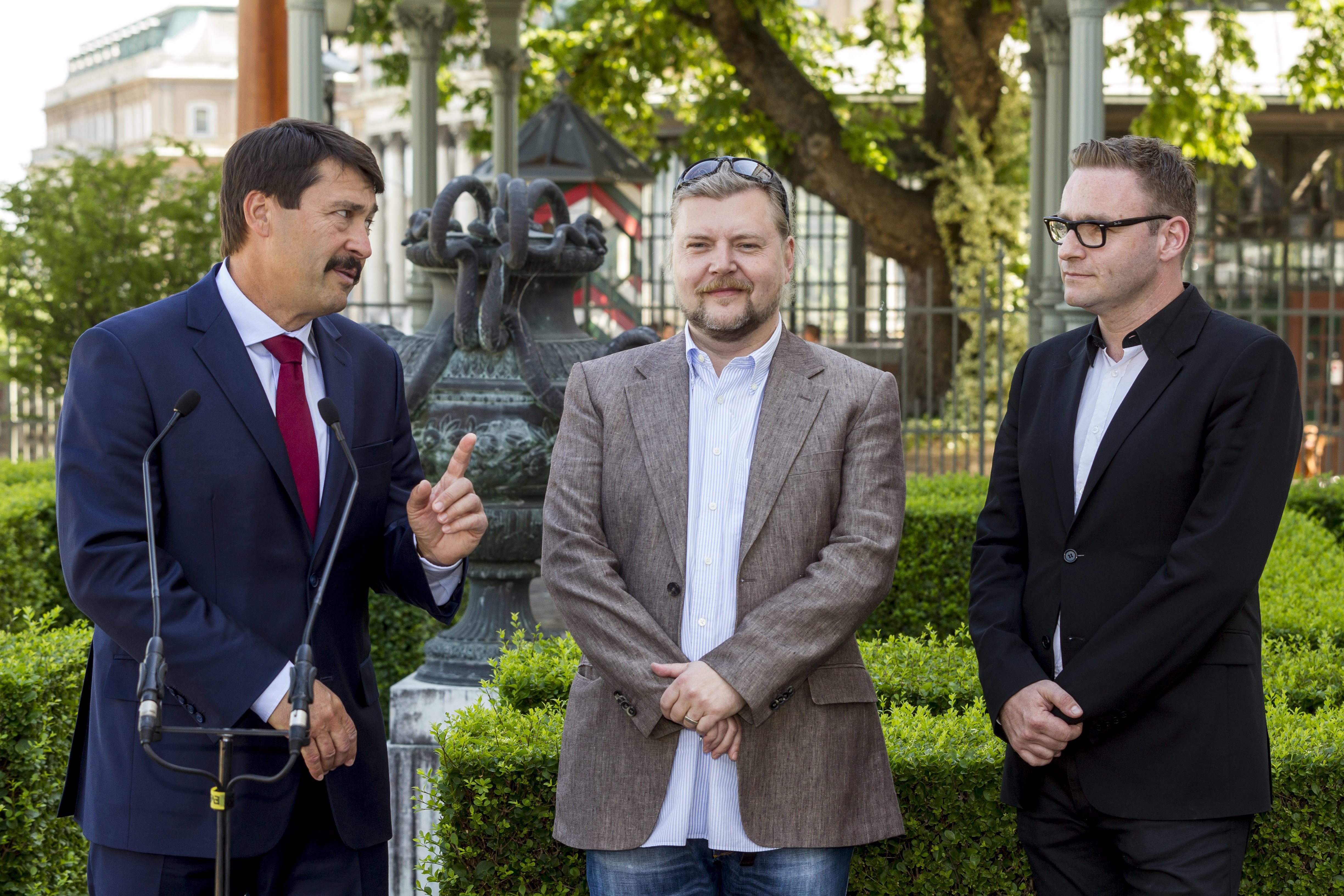 Budapest, 2015. június 6. Áder János köztársasági elnök, Gerendai Károly, a Sziget Kft. ügyvezetõje és Lobenwein Norbert, a Volt Fesztivál alapítója (b-j) megbeszélésüket követõen sajtótájékoztatót tart a Sándor-palota kertjében 2015. június 6-án. Bejelentették, hogy a Sziget és a VOLT fesztivál is csatlakozik a klímavédelmi kampányhoz. MTI Fotó: Szigetváry Zsolt
