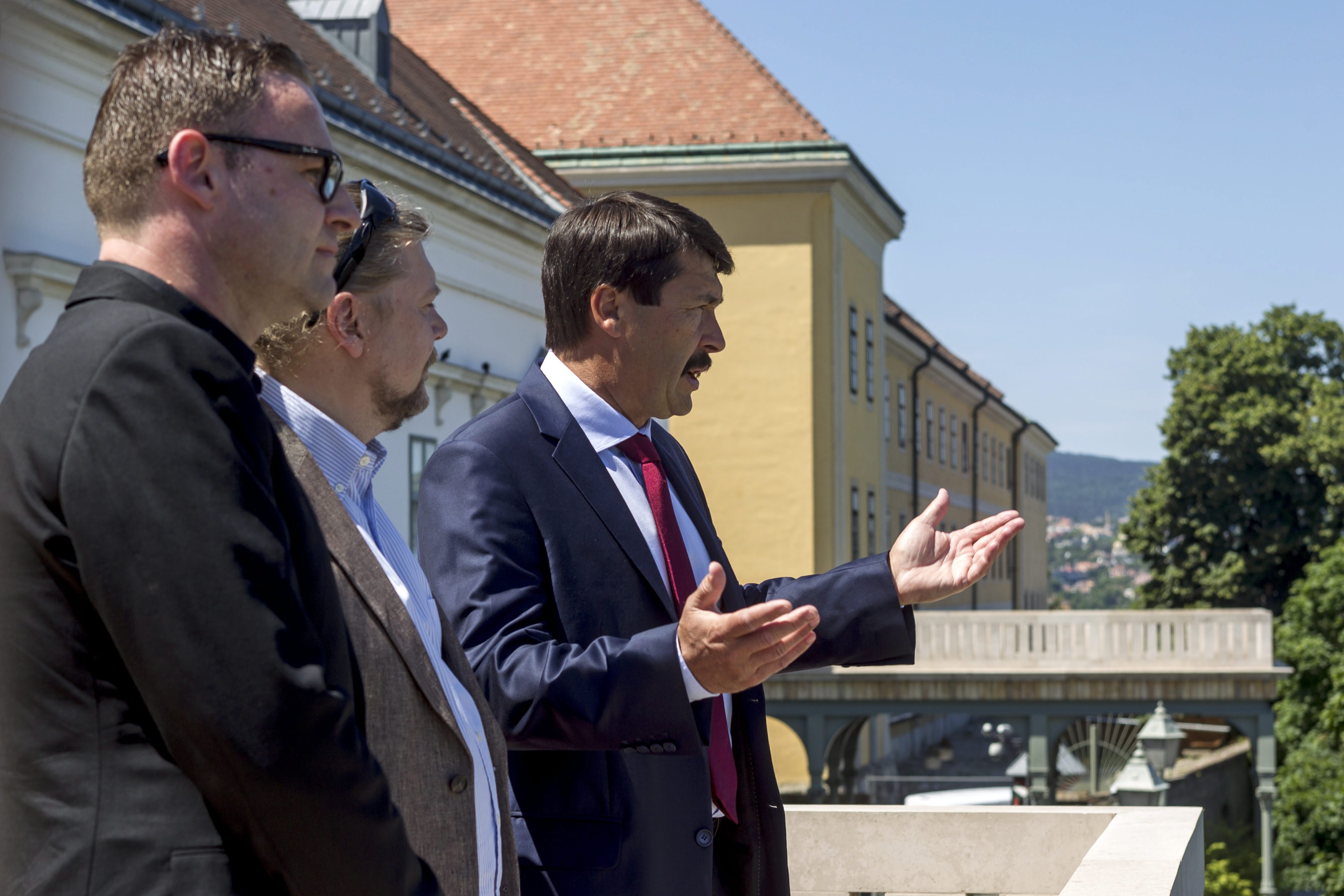 Budapest, 2015. június 6. Áder János köztársasági elnök (j) Gerendai Károly, a Sziget Kft. ügyvezetõje (k) és Lobenwein Norbert, a Volt Fesztivál alapítója társaságában a Sándor-palota erkélyén 2015. június 6-án. Megbeszélésüket követõen bejelentették, hogy a Sziget és a VOLT fesztivál is csatlakozik a klímavédelmi kampányhoz. MTI Fotó: Szigetváry Zsolt