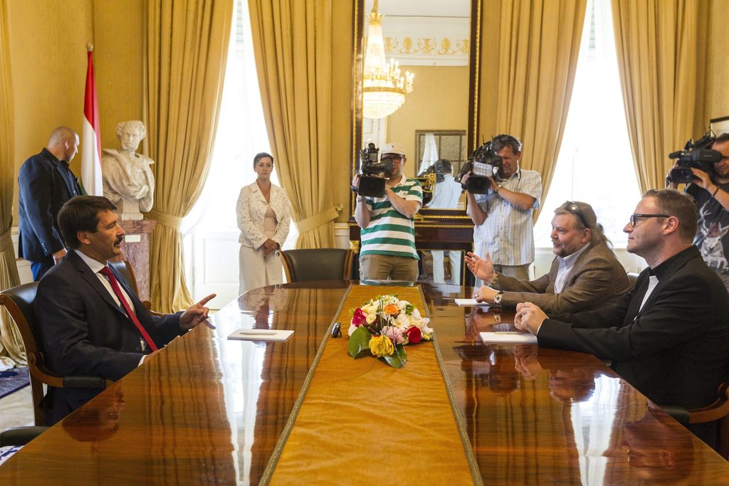 Budapest, 2015. június 6. Áder János köztársasági elnök (b) fogadja Gerendai Károlyt, a Sziget Kft. ügyvezetõjét (j2) és Lobenwein Norbertet, a Volt Fesztivál alapítóját (j) a Sándor-palotában 2015. június 6-án. Megbeszélésüket követõen bejelentették, hogy a Sziget és a VOLT fesztivál is csatlakozik a klímavédelmi kampányhoz. MTI Fotó: Szigetváry Zsolt
