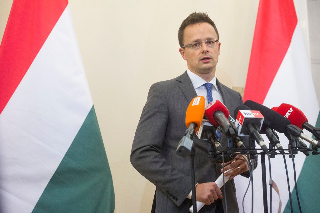 Budapest, 2015. június 26. A Külgazdasági és Külügyminisztérium (KKM) által közreadott képen Szijjártó Péter külgazdasági és külügyminiszter hivatalában sajtótájékoztatót tart az ezen a napon Franciaországban és Tunéziában történt terrortámadásokról 2015. június 26-án. MTI Fotó: KKM/Burger Zsolt