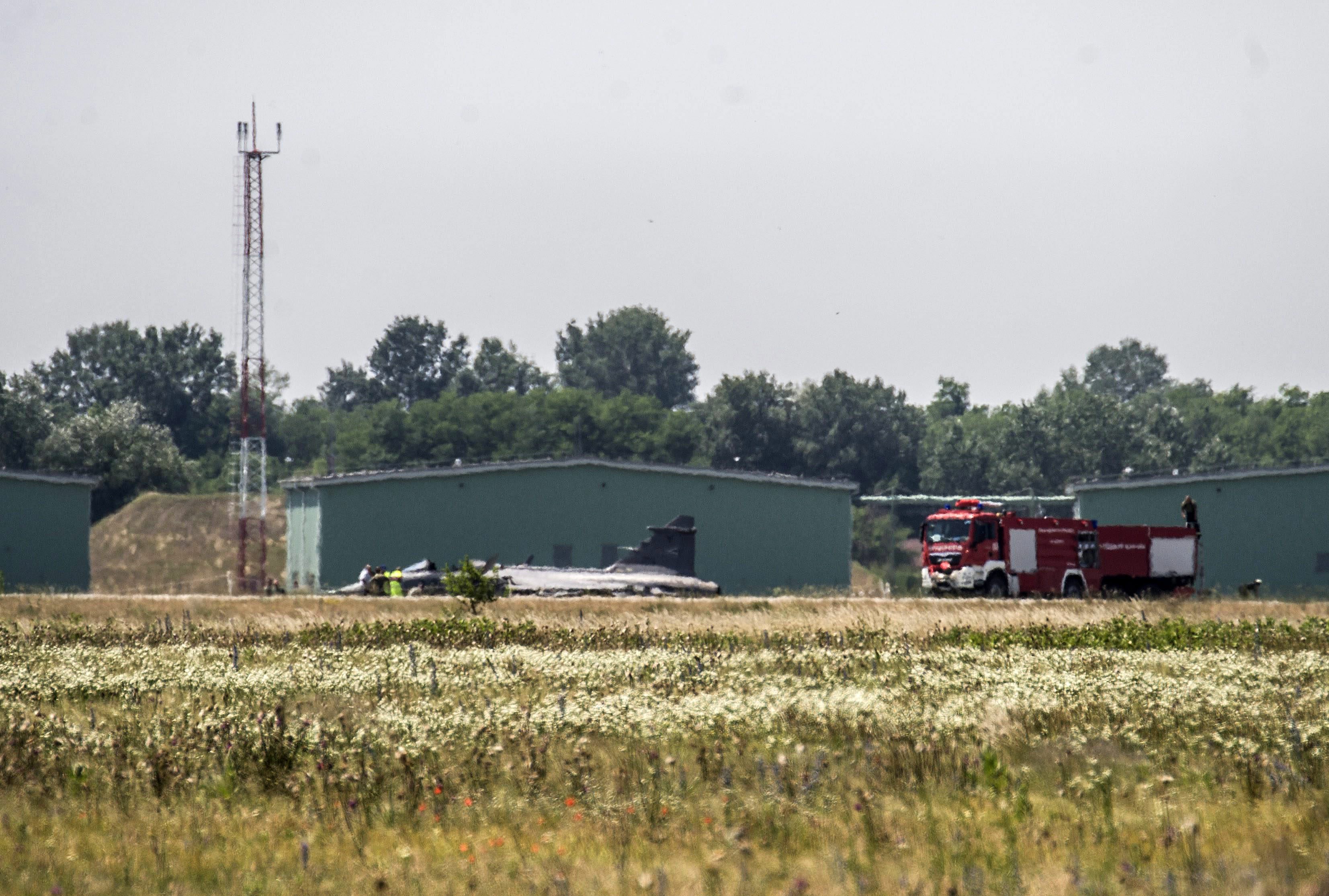 Kecskemét, 2015. június 10. A Magyar Honvédség JAS-39 C Gripen típusú, kényszerleszállást végrehajtott repülõgépe a kecskeméti katonai repülõtéren 2015. június 10-én. A gépen a felszállás után a repülést veszélyeztetõ mûszaki hiba lépett fel, ezért a pilóta megfelelõ biztosítás mellett 10 óra 52 perckor kényszerleszállást hajtott végre, és közben katapultált. A pilóta eszméleténél van, orvosok vizsgálják. MTI Fotó: Ujvári Sándor