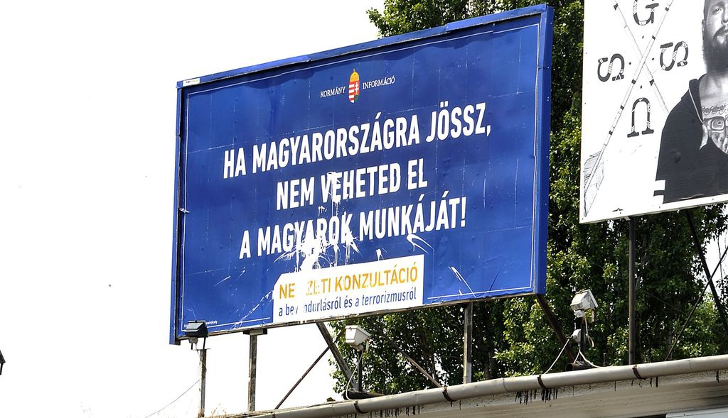Budapest, 2015. június 8. A kormány bevándorlásról szóló, festékkel leöntött plakátja a fõváros XIV. kerületében, a Szõnyi úton 2015. június 8-án. MTI Fotó: Kovács Tamás