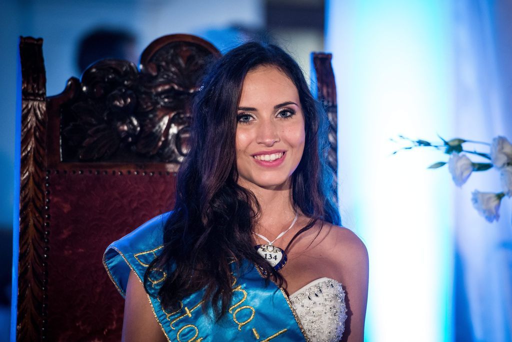 Balatonfüred, 2015. július 26. A balatonfüredi Boór Bettina, miután megválasztották a 190. Anna-bál szépévé a balatonfüredi Anna Grand Hotelben 2015. július 25-én. MTI Fotó: Bodnár Boglárka