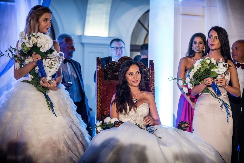 Balatonfüred, 2015. július 26. A balatonfüredi Boór Bettina (k), miután megválasztották a 190. Anna-bál szépévé a balatonfüredi Anna Grand Hotelben 2015. július 25-én. Mellette elsõ udvarhölgye, a balatonfüredi Barna Dorina (b) és második udvarhölgye, a komáromi Szép Csenge. MTI Fotó: Bodnár Boglárka