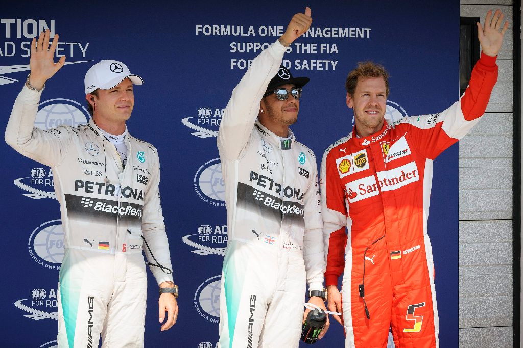 Mogyoród, 2015. július 25. Az idõmérõ edzésen elsõ helyen végzett, világbajnoki címvédõ Lewis Hamilton, a Mercedes csapat brit versenyzõje (k), a második Nico Rosberg (b), a Mercedes csapat és Sebastian Vettel, a Ferrari csapat német versenyzõi a Forma-1-es autós gyorsasági világbajnokság 30. Magyar Nagydíjának idõmérõ edzése után a mogyoródi Hungaroringen 2015. július 25-én. MTI Fotó: Czeglédi Zsolt