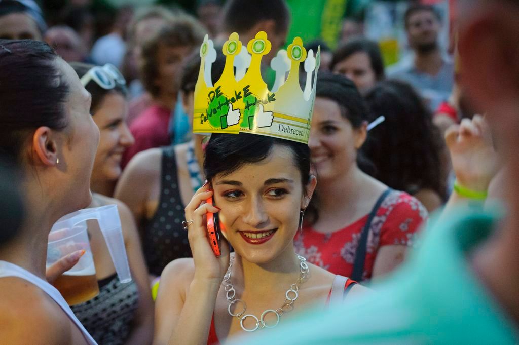 Debrecen, 2015. július 23. Fiatal nõ telefonál a Pont Ott Parti hivatalos ponthatárváró rendezvényen a debreceni Campus Fesztiválon 2015. július 23-án. Ezen a napon este 20 órakor nyilvánosságra hozták a szeptemberben induló felsõoktatási képzések ponthatárait. MTI Fotó: Czeglédi Zsolt