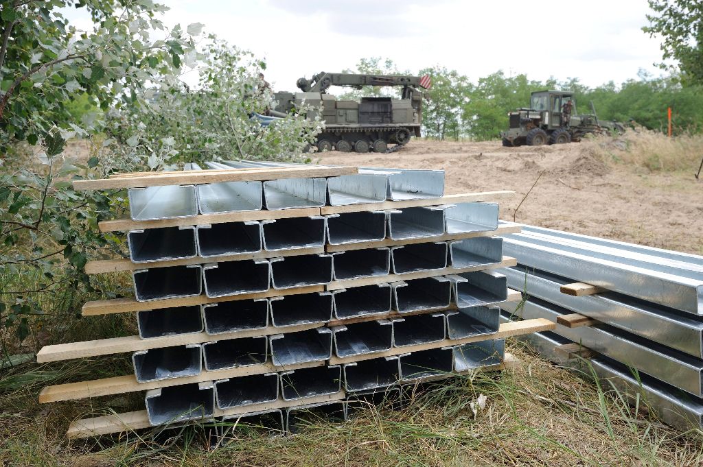 Mórahalom, 2015. július 14. Kerítésoszlopok az ideiglenes biztonsági határzár 150 méteres mintaszakaszának építési területén a magyar-szerb határon, Mórahalom térségében 2015. július 14-én. MTI Fotó: Kelemen Zoltán Gergely
