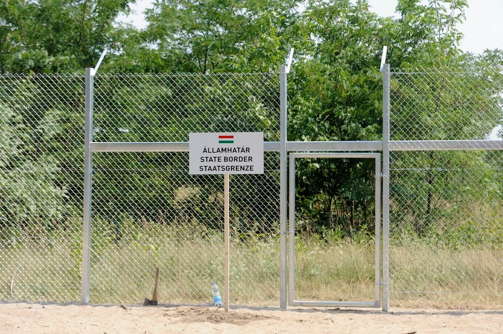 Mórahalom, 2015. július 17. Háromnyelvû, "Államhatár " feliratú tábla a magyar-szerb határon épülõ ideiglenes biztonsági határzáron, Mórahalom térségében 2015. július 17-én. MTI Fotó: Kelemen Zoltán Gergely