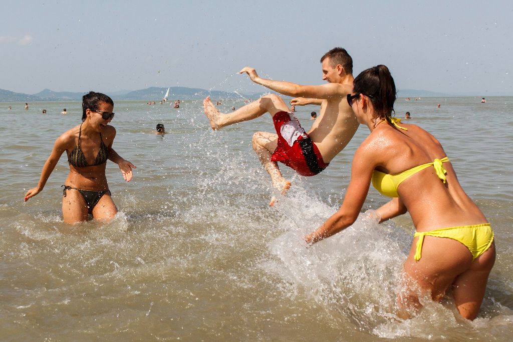 Balatonfenyves, 2015. június 13. Fürdõzõk a Balatonban, Balatonfenyvesnél 2015. június 13-án. MTI Fotó: Varga György