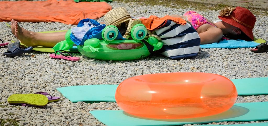 Hajdúszoboszló, 2015. július 18. Egy fürdõvendég a hajdúszoboszlói strandon 2015. július 18-án. MTI Fotó: Czeglédi Zsolt