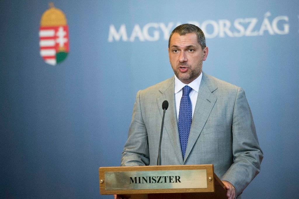 Budapest, 2015. július 16. Lázár János, a Miniszterelnökséget vezetõ miniszter a szokásos heti sajtótájékoztatót tartja az Országházban 2015. július 16-án. A kormány áll az élelmiszerláncok által fizetendõ felügyeleti díj és a dohánytermékek kereskedelmét terhelõ egészségügyi hozzájárulás ügyében indított európai bizottsági vizsgálat elé - mondta a miniszter. Az egyik esetben a Spar, a másikban a Philip Morris jelentette fel Magyarországot Brüsszelben. MTI Fotó: Koszticsák Szilárd