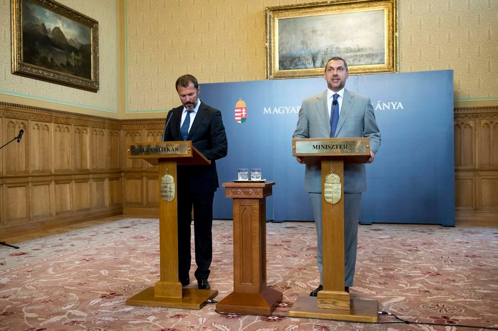 Budapest, 2015. július 16. Lázár János, a Miniszterelnökséget vezetõ miniszter (j) és Giró-Szász András kormányzati kommunikációért felelõs államtitkár a szokásos heti sajtótájékoztatót tartja az Országházban 2015. július 16-án. A kormány áll az élelmiszerláncok által fizetendõ felügyeleti díj és a dohánytermékek kereskedelmét terhelõ egészségügyi hozzájárulás ügyében indított európai bizottsági vizsgálat elé - mondta a miniszter. Az egyik esetben a Spar, a másikban a Philip Morris jelentette fel Magyarországot Brüsszelben. MTI Fotó: Koszticsák Szilárd