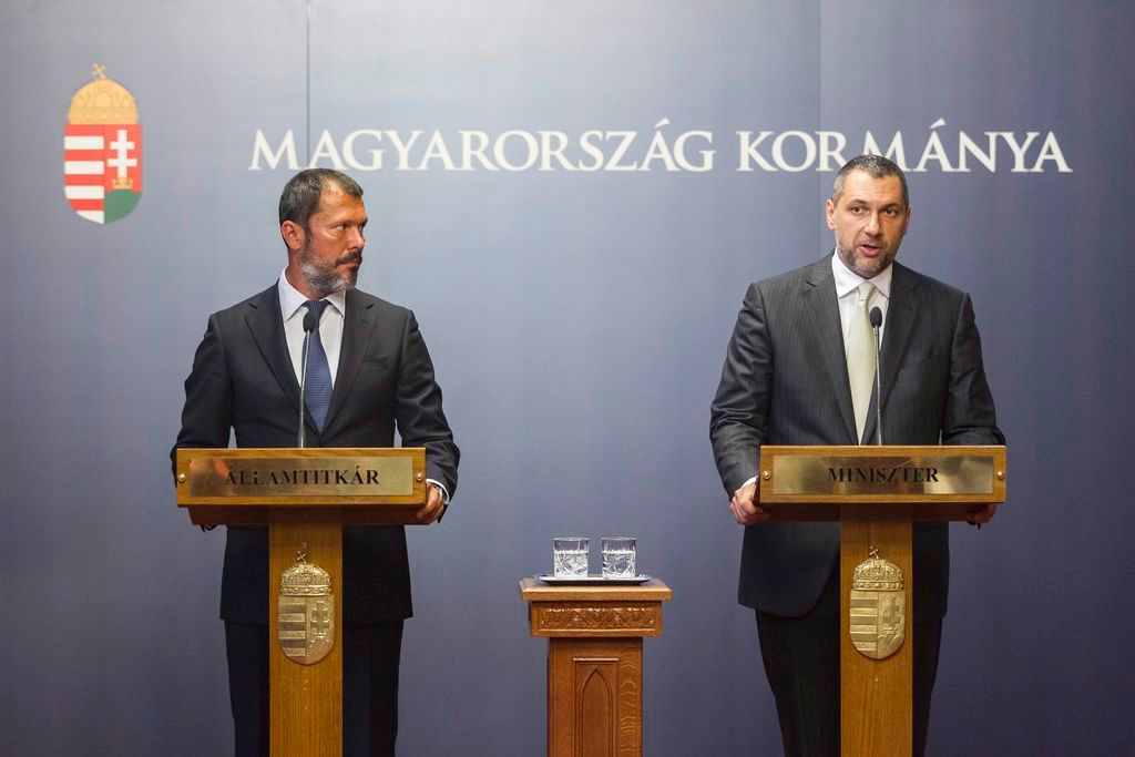 Budapest, 2015. július 21. Lázár János, a Miniszterelnökséget vezetõ miniszter (j) és Giró-Szász András kormányzati kommunikációért felelõs államtitkár a kormányülés szünetében tartott sajtótájékoztatójukon az Országházban 2015. július 21-én. MTI Fotó: Szigetváry Zsolt
