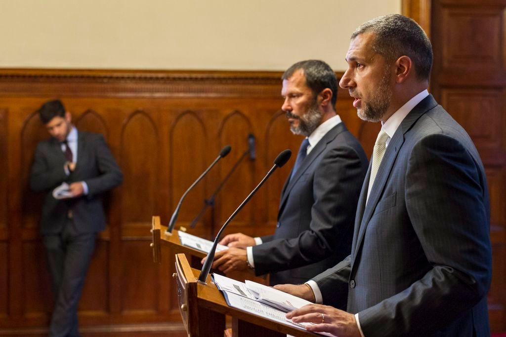 Budapest, 2015. július 21. Lázár János, a Miniszterelnökséget vezetõ miniszter a kormányülés szünetében tartott sajtótájékoztatóján az Országházban 2015. július 21-én. Mellette Giró-Szász András kormányzati kommunikációért felelõs államtitkár. MTI Fotó: Szigetváry Zsolt