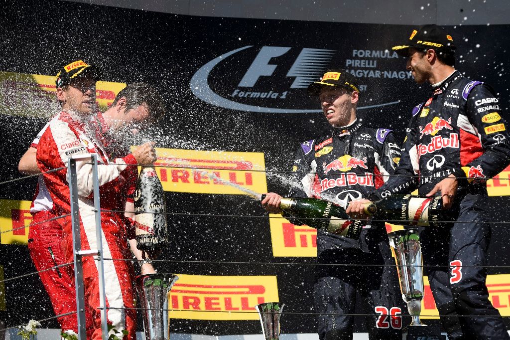 Mogyoród, 2015. július 26. A gyõztes Sebastian Vettel, a Ferrari csapat német pilótája (b), a második helyezett orosz Danyiil Kvjat (j2) és a harmadik helyen végzett ausztrál Daniel Ricciardo, a Red Bull csapat versenyzõi a Forma-1-es autós gyorsasági világbajnokság 30. Magyar Nagydíjának eredményhirdetésén a mogyoródi Hungaroringen 2015. július 26-án. MTI Fotó: Marjai János
