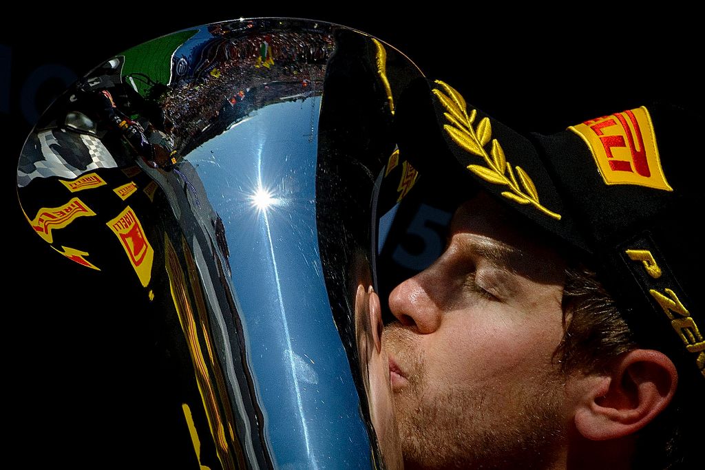 Mogyoród, 2015. július 26. A gyõztes Sebastian Vettel, a Ferrari csapat német versenyzõje a Forma-1-es autós gyorsasági világbajnokság 30. Magyar Nagydíjának eredményhirdetésén a mogyoródi Hungaroringen 2015. július 26-án. MTI Fotó: Czeglédi Zsolt