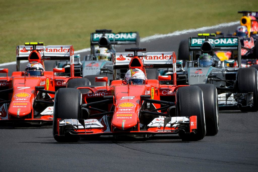 Mogyoród, 2015. július 26. Az élen Sebastian Vettel, a Ferrari csapat német versenyzõje, mögötte csapattársa a finn Kimi Räikkönen (b), a világbajnoki címvédõ Lewis Hamilton, a Mercedes csapat brit versenyzõje (b2) és csapattársa a német Nico Rosberg a Forma-1-es autós gyorsasági világbajnokság 30. Magyar Nagydíján a mogyoródi Hungaroringen 2015. július 26-án. MTI Fotó: Czeglédi Zsolt