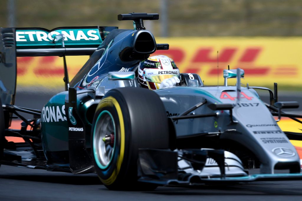 Mogyoród, 2015. július 26. A világbajnoki címvédõ Lewis Hamilton, a Mercedes csapat brit versenyzõje a Forma-1-es autós gyorsasági világbajnokság 30. Magyar Nagydíján a mogyoródi Hungaroringen 2015. július 26-án. MTI Fotó: Marjai János