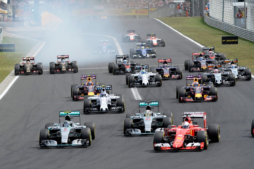 Mogyoród, 2015. július 26. Elrajtol a Forma-1-es autós gyorsasági világbajnokság 30. Magyar Nagydíjának mezõnye a mogyoródi Hungaroringen 2015. július 26-án. MTI Fotó: Kovács Tamás