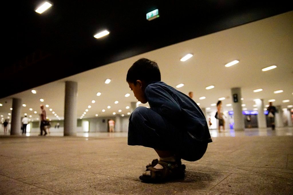 Budapest, 2015. július 16. Migráns kisfiú a budapesti Keleti pályaudvar aluljárójában 2015. július 15-én este. MTI Fotó: Balogh Zoltán