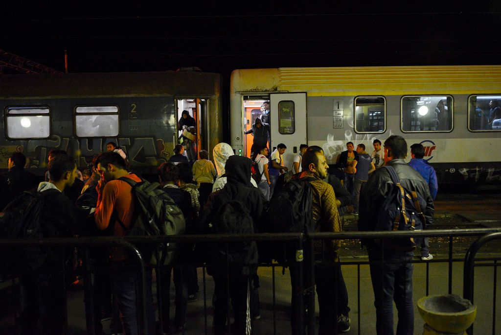 Szabadka, 2015. július 15. Migránsok a szabadkai vasútállomáson 2015. július 15-én kora hajnalban. MTI Fotó: Molnár Edvárd