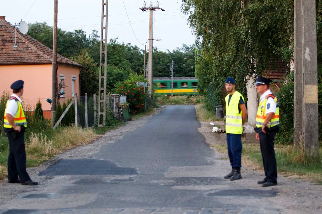 Celldömölk, 2015. július 5. Rendõrök a kilakoltatott házaknál Celldömölkön, ahol propángáz szivárog egy vasúti tartálykocsiból a rendezõ pályaudvaron 2015. július 5-én. A tûzoltók áramtalanították a szerelvényt és vízsugarakkal hûtik a tartályt, a közeli szolgálati lakásokból húsz embernek kellett elhagynia otthonát. MTI Fotó: Varga György