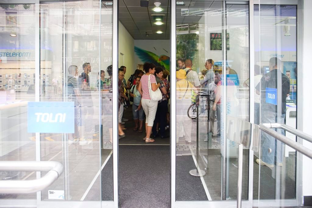 Budapest, 2015. június 29. Szerzõdésmódosításra váró ügyfelek sorban állnak a Telenor Astoriánál lévõ üzletében Budapesten 2015. június 29-én. A mobilszolgáltató július 1-jétõl emelte volna a lakossági mobilszolgáltatások díjait, de ha az ügyfél nem fogadja el, az elõfizetõi szerzõdések változatlan feltételekkel hatályban maradnak. MTI Fotó: Balogh Zoltán