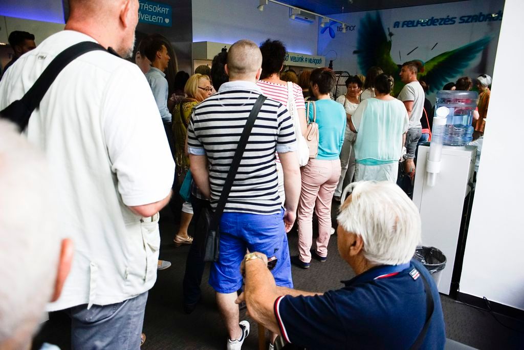 Budapest, 2015. június 29. Szerzõdésmódosításra váró ügyfelek sorban állnak a Telenor Astoriánál lévõ üzletében Budapesten 2015. június 29-én. A mobilszolgáltató július 1-jétõl emelte volna a lakossági mobilszolgáltatások díjait, de ha az ügyfél nem fogadja el, az elõfizetõi szerzõdések változatlan feltételekkel hatályban maradnak. MTI Fotó: Balogh Zoltán