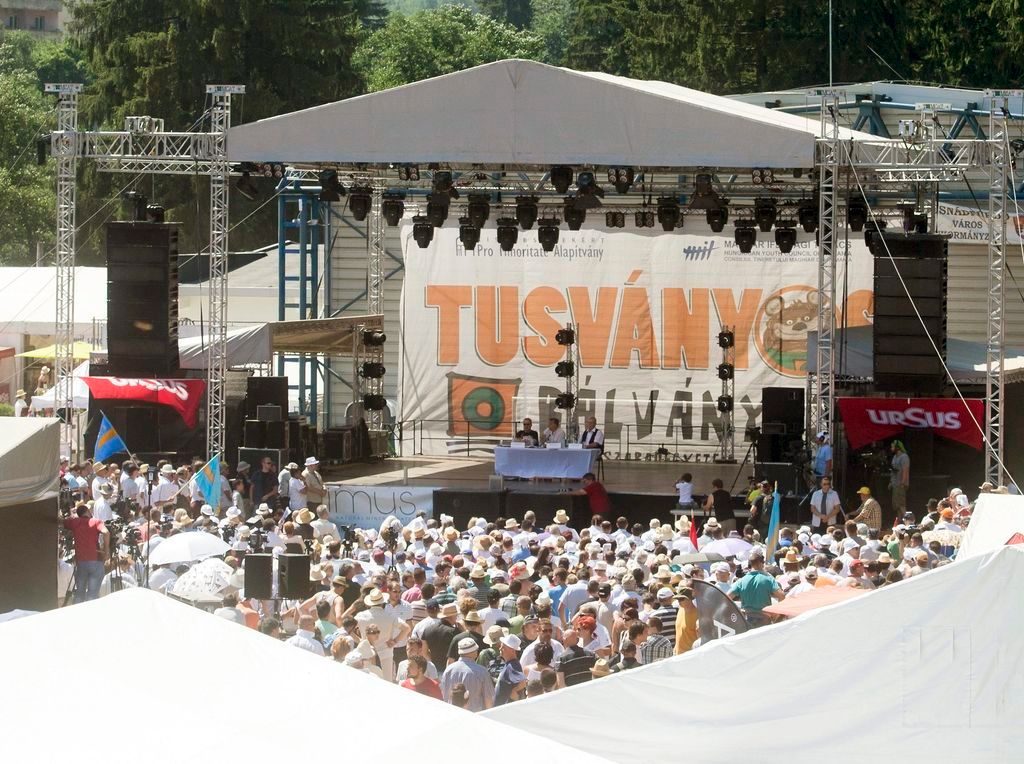 Tusnádfürdõ, 2015. július 25. Orbán Viktor miniszterelnök beszédet mond a 26. Bálványosi Nyári Szabadegyetem és Diáktáborban (Tusványos) az erdélyi Tusnádfürdõn 2015. július 25-én. Mellette Németh Zsolt, az Országgyûlés külügyi bizottságának fideszes elnöke (b) és Tõkés László református lelkész, európai parlamenti képviselõ, az Erdélyi Magyar Nemzeti Tanács (EMNT) elnöke. MTI Fotó: Koszticsák Szilárd