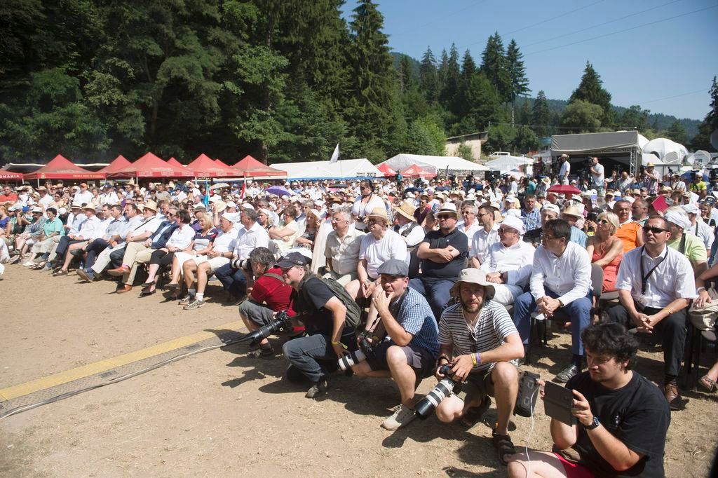 Tusnádfürdõ, 2015. július 25. Résztvevõk Orbán Viktor miniszterelnök beszéde alatt a 26. Bálványosi Nyári Szabadegyetem és Diáktáborban (Tusványos) az erdélyi Tusnádfürdõn 2015. július 25-én. MTI Fotó: Koszticsák Szilárd