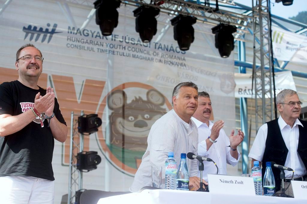 Tusnádfürdõ, 2015. július 25. Orbán Viktor miniszterelnök (b2), Albert Tibor, Tusnádfürdõ polgármestere (j2), Németh Zsolt, az Országgyûlés külügyi bizottságának fideszes elnöke (b) és Tõkés László református lelkész, európai parlamenti képviselõ, az Erdélyi Magyar Nemzeti Tanács (EMNT) elnöke a 26. Bálványosi Nyári Szabadegyetem és Diáktáborban (Tusványos) 2015. július 25-én. MTI Fotó: Koszticsák Szilárd