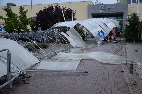 Budapest, 2015. július 8. A Lurdy Ház parkolójához tartozó, a viharban megrongálódott tetőszerkezet 2015. július 8-án. MTI Fotó: Mihádák Zoltán