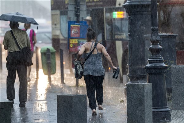 Budapest, 2015. július 8. Vihar Budapesten, a Fővám téren 2015. július 8-án. MTI Fotó: Szigetváry Zsolt
