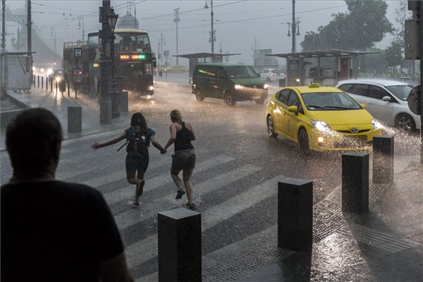 Budapest, 2015. július 8. Vihar Budapesten, a Fővám téren 2015. július 8-án. MTI Fotó: Szigetváry Zsolt