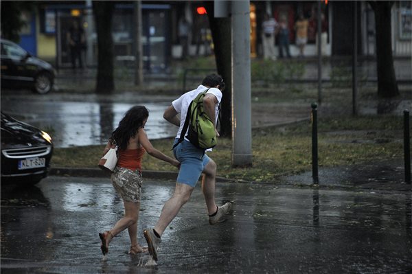 Budapest, 2015. július 8. Vihar Budapesten, a XV. kerületi Nyírpalota úton 2015. július 8-án. MTI Fotó: Kovács Tamás