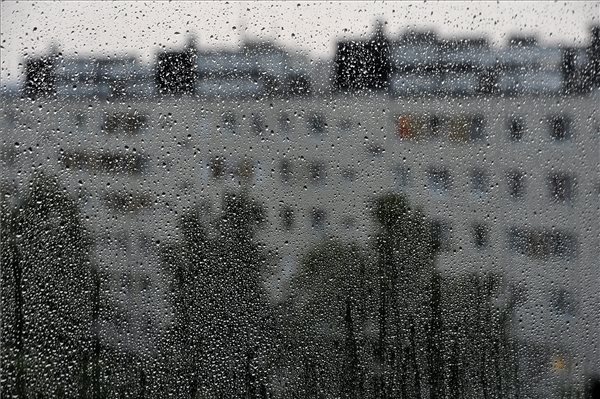 Budapest, 2015. július 8. Esőcseppek a viharban egy lakás ablakán Budapesten, a XV. kerületi Nyírpalota úton 2015. július 8-án. MTI Fotó: Kovács Tamás