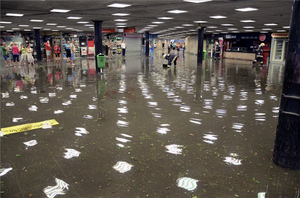 Budapest, 2015. július 8. A felhőszakadás miatt víz áll Budapesten a Nagyvárad téri aluljáróban 2015. július 8-án. MTI Fotó: Mihádák Zoltán