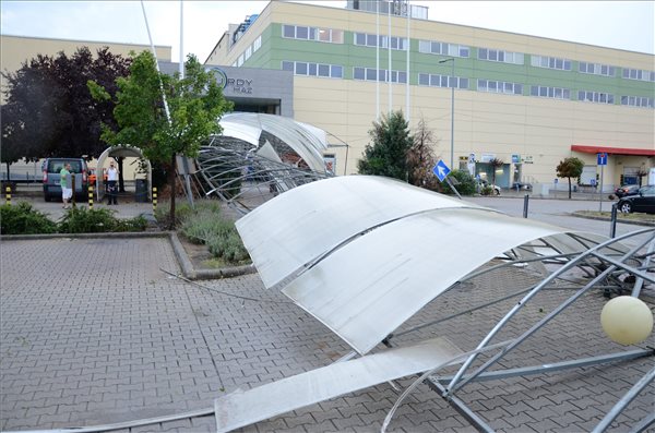Budapest, 2015. július 8. A Lurdy Ház parkolójához tartozó, a viharban megrongálódott tetőszerkezet 2015. július 8-án. MTI Fotó: Mihádák Zoltán