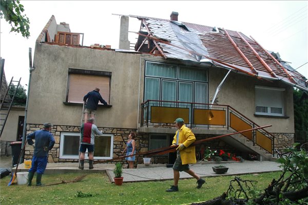 Hárskút, 2015. július 8. Egy családi ház viharban megrongálódott tetőszerkezete Hárskúton, a Fő utcában 2015. július 18-án. MTI Fotó: Nagy Lajos