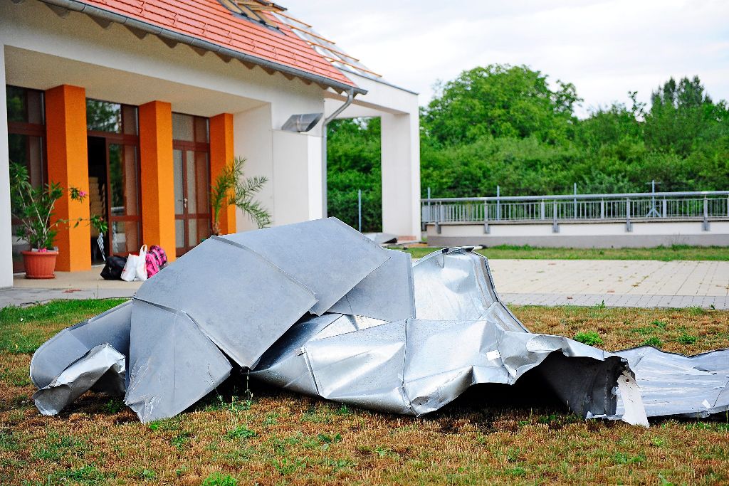 Érd, 2015. július 8. Az érdi anyaotthon viharban megsérült tetõszerkezete a Bádogos utcában 2015. július 8-án. A harminc bentlakó anyukát és a gyermekeket ideiglenesen másik szálláshelyre vitték. MTI Fotó: Lakatos Péter