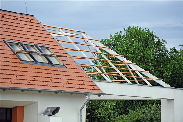 Érd, 2015. július 8. Az érdi anyaotthon viharban megsérült tetőszerkezete a Bádogos utcában 2015. július 8-án. A harminc bentlakó anyukát és a gyermekeket ideiglenesen másik szálláshelyre vitték. MTI Fotó: Lakatos Péter