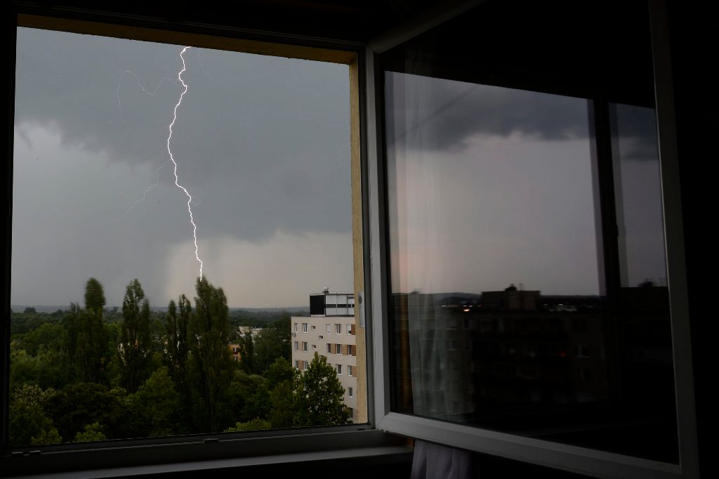 Budapest, 2015. július 25. Villámlás Budapesten, a XV. kerületben 2015. július 25-én. MTI Fotó: Mihádák Zoltán