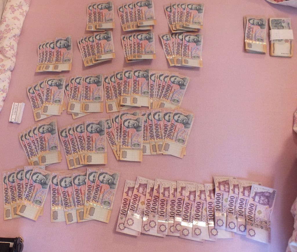 A gyanú szerint V. Károly nem csak Debrecenben, hanem az ország más városaiban is követett el betöréseket.  A debreceni nyomozók a férfinál tartott házkutatás alkalmával közel 100 millió forint értékű arany ékszert, több millió forint készpénzt és valutát foglaltak le. A gyanúsítottal összefüggésbe hozható további bűncselekményeket a rendőrség vizsgálja. Fotó: police.hu