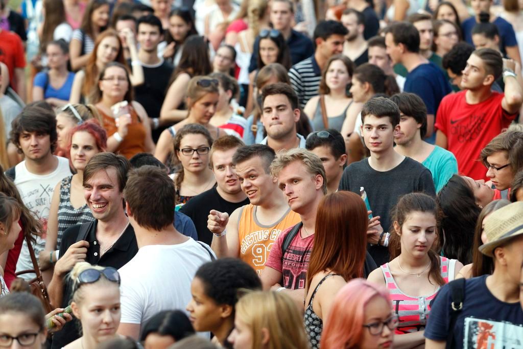 Budapest, 2015. július 23. Érdeklõdõk a Pont Ott Parti hivatalos ponthatárváró rendezvényen a Nemzeti Közszolgálati Egyetem elõtt 2015. július 23-án. Ezen a napon este 20 órától hozzák nyilvánosságra a szeptemberben induló felsõoktatási képzések ponthatárait. MTI Fotó: Szigetváry Zsolt