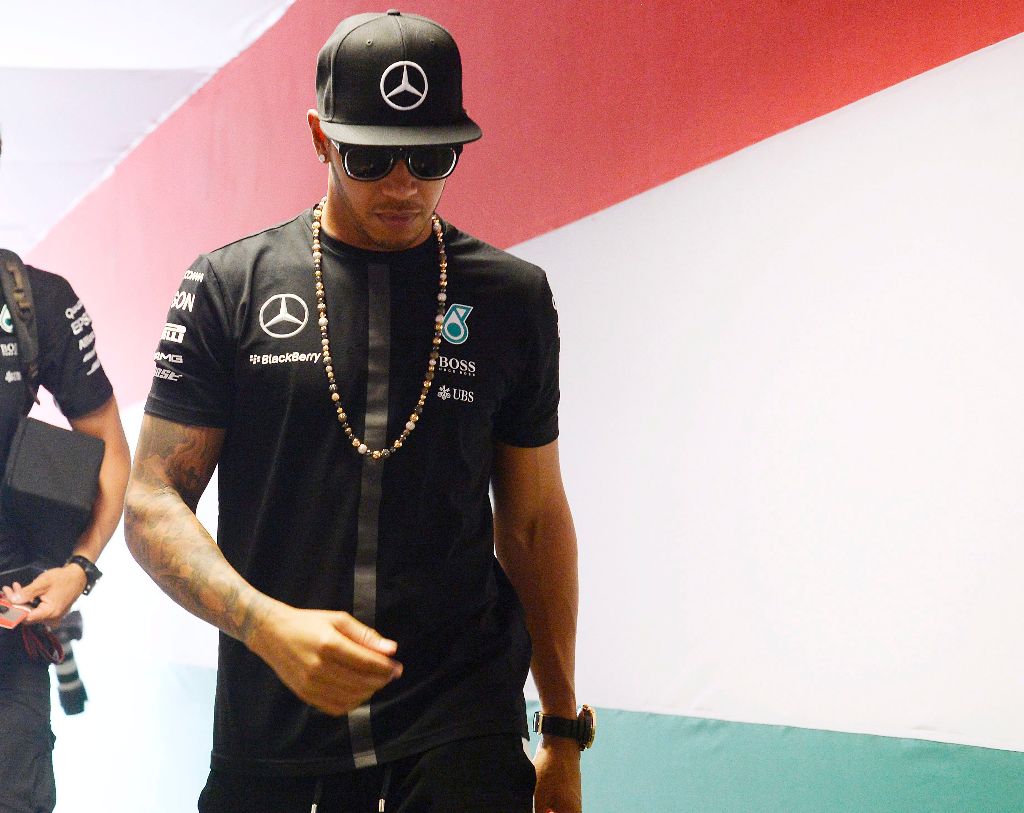 Mogyoród, 2015. július 23. A világbajnoki címvédõ Lewis Hamilton, a Mercedes csapat brit versenyzõje a Forma-1-es autós gyorsasági világbajnokság 30. Magyar Nagydíjának elõkészületei során a mogyoródi Hungaroringen 2015. július 23-án. MTI Fotó: Kovács Tamás